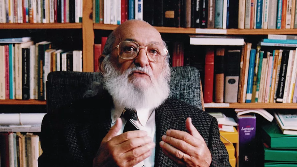 Quem foi Paulo Freire e por que ele é considerado o Patrono da Educação?
